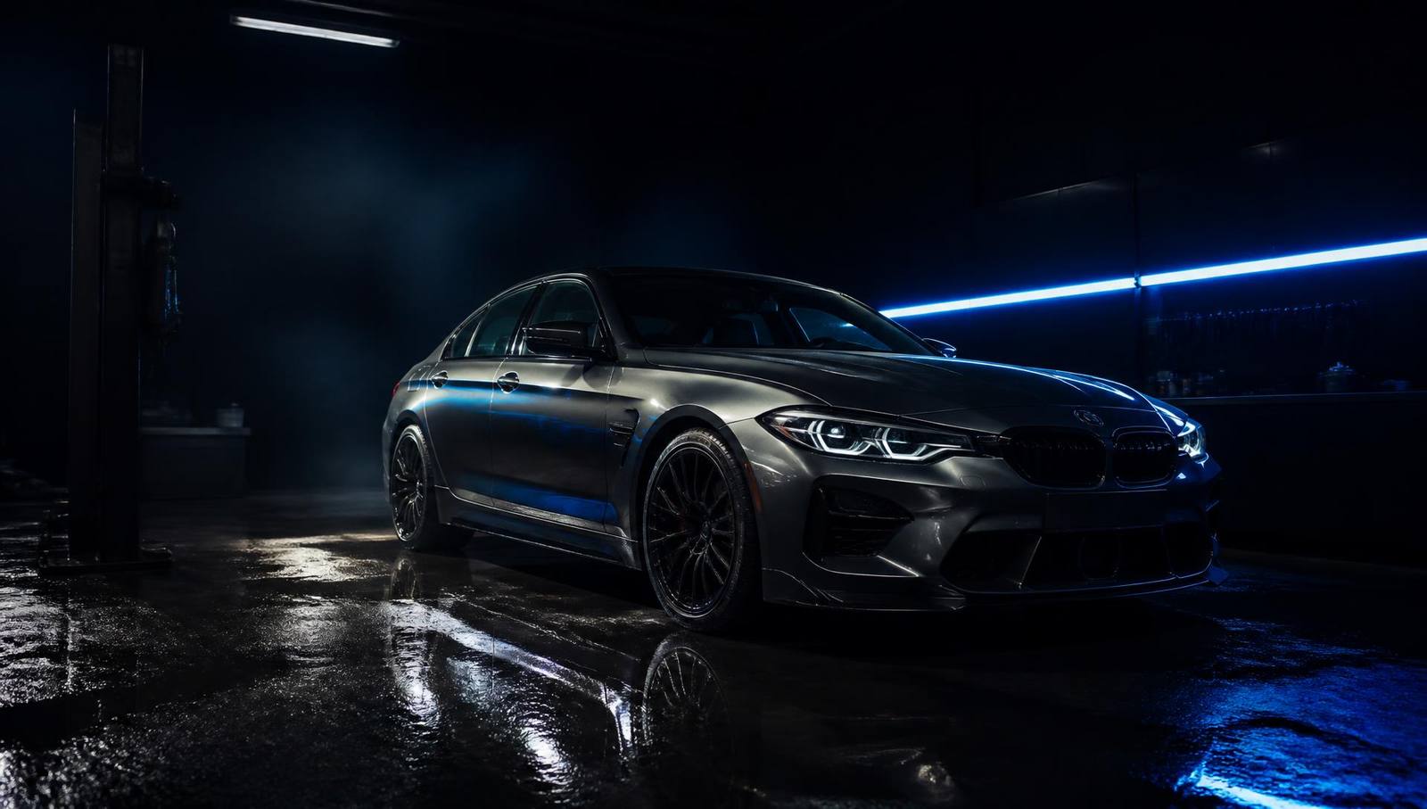 Carro moderno em oficina automotiva premium com iluminação azul